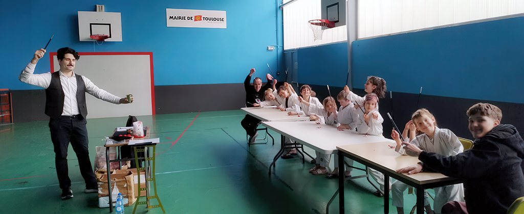 Démonstration de magie pendant un stage collectif avec des enfants participants