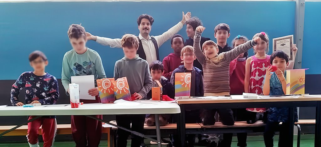 Stage de magie collectif avec des enfants présentant leurs créations et supports de magie
