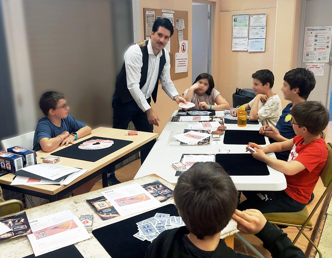 Atelier de close-up à table avec cartes, tapis de magie et supports pédagogiques